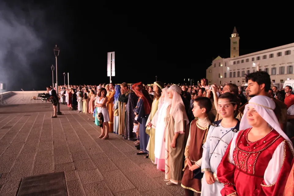 Figuranti in costume di notte