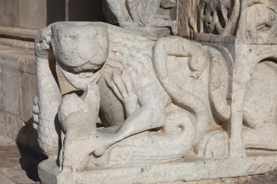 Rilievo scolpito di leone