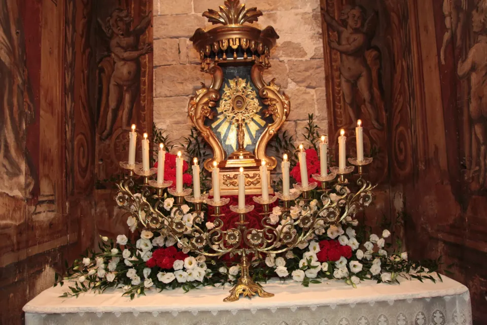 Altare con statua della Madonna