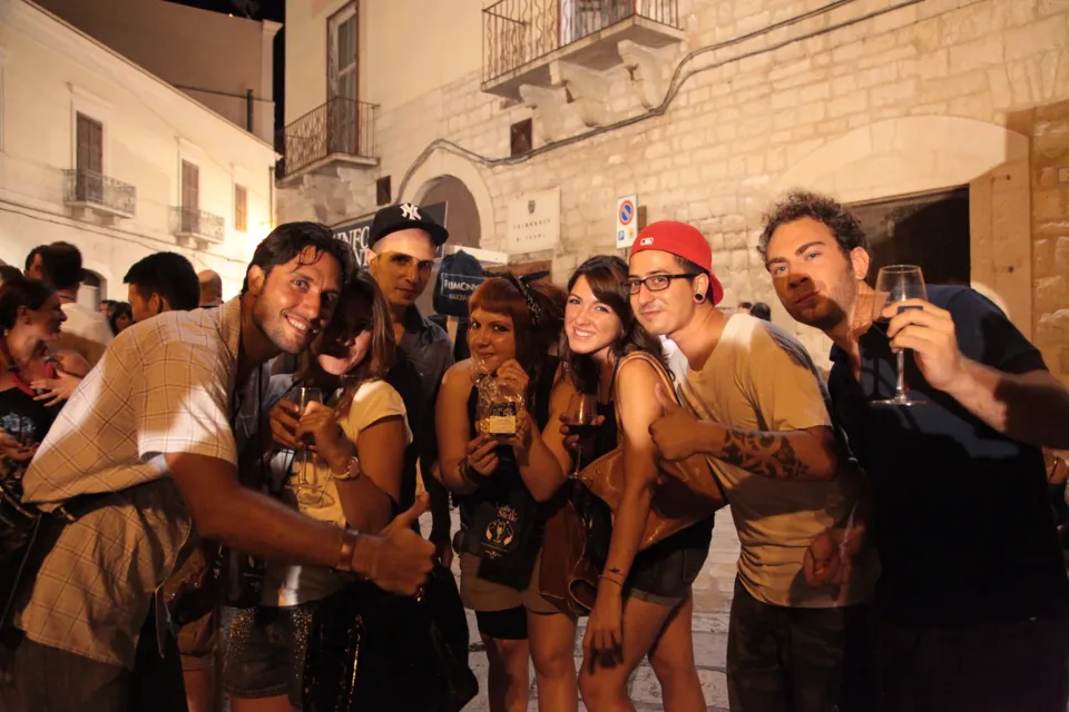 Gruppo di figuranti in posa