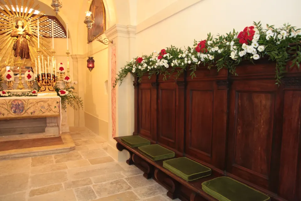 Interno di chiesa con fiori