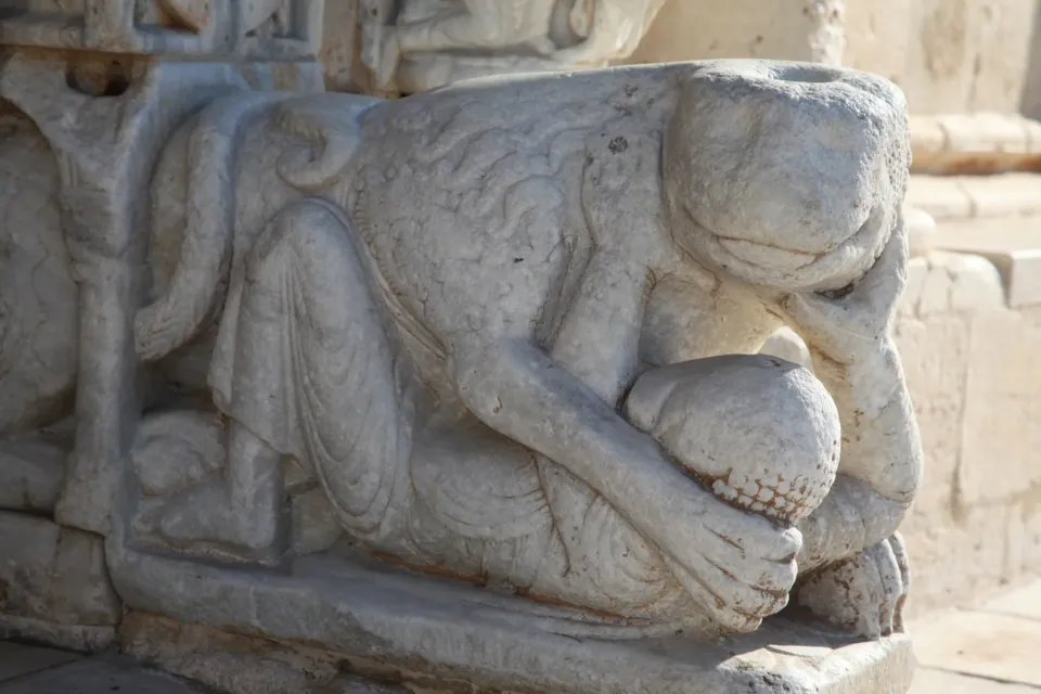 Rilievo scolpito in pietra