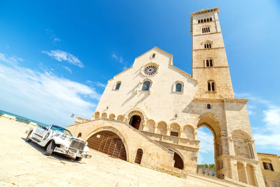 Cattedrale di Trani con auto d'epoca