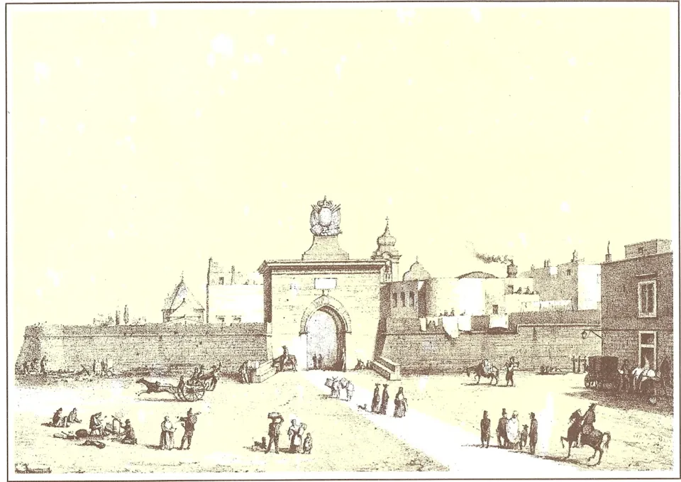 Stampa ottocentesca di una porta cittadina sormontata da un orologio, inserita nelle mura, con carrozze, cavalieri e passanti nello spiazzo antistante