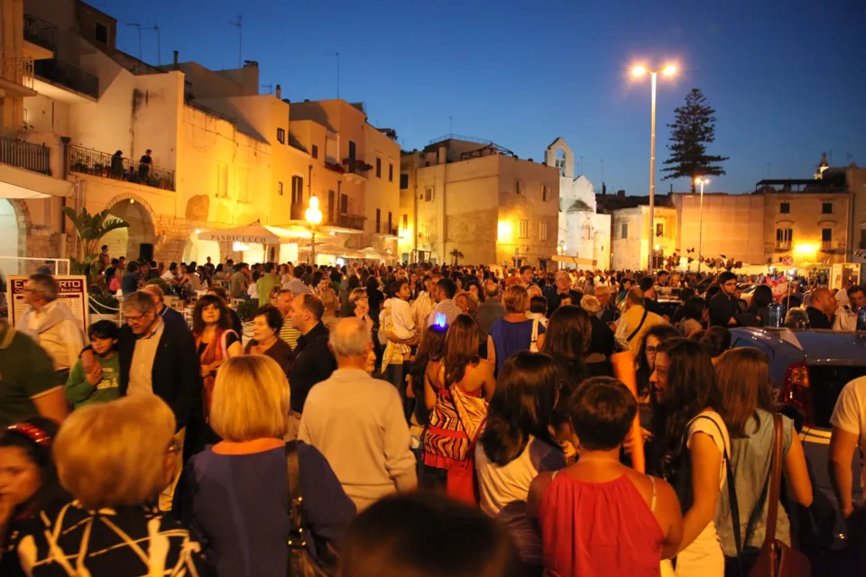 Folla serale a Trani