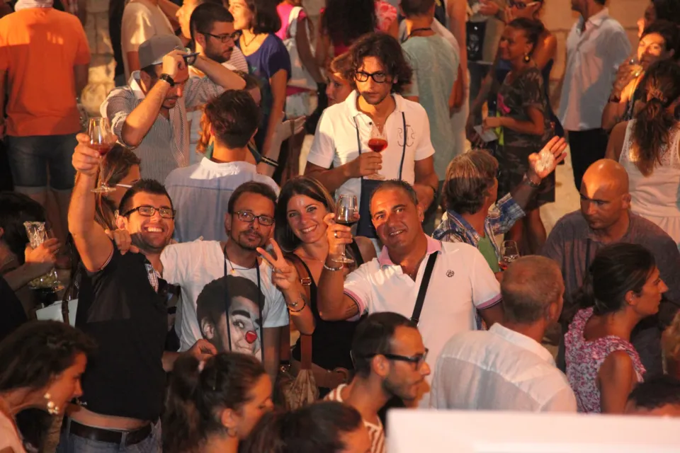 Folla in festa con bicchieri