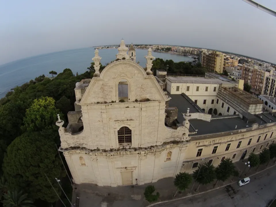 La chiesa di Ognissanti affacciata sul porto di Trani