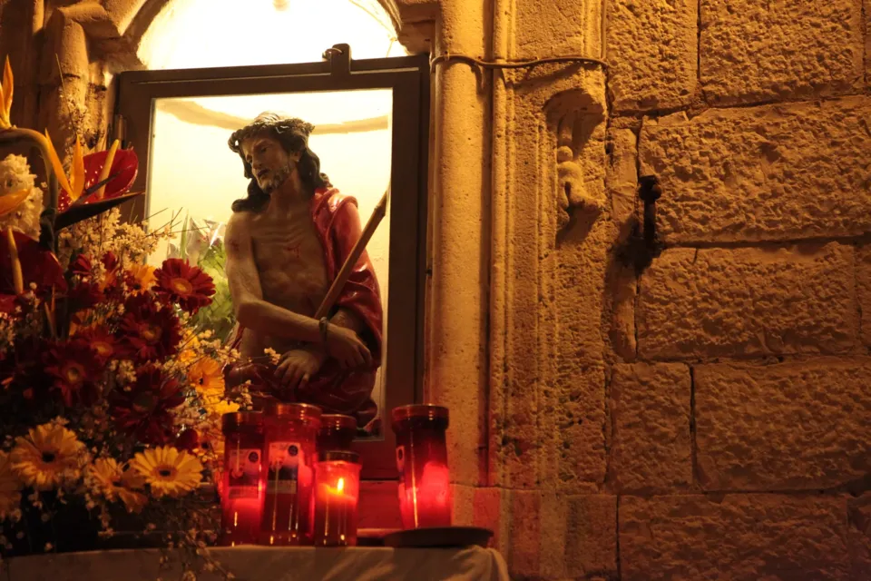Edicola con statua del Cristo