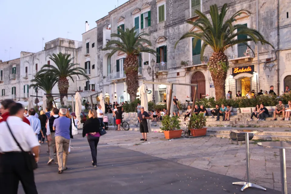 Lungomare di Trani con passanti