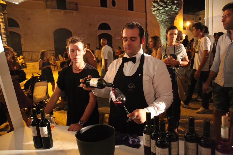 Sommelier che versa vino