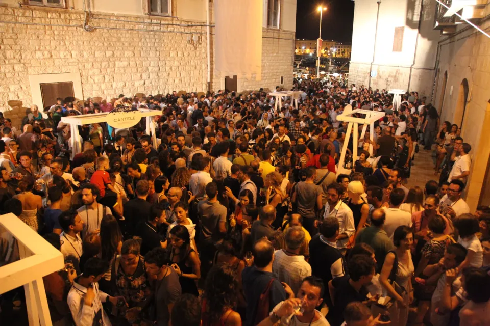 Folla in piazza