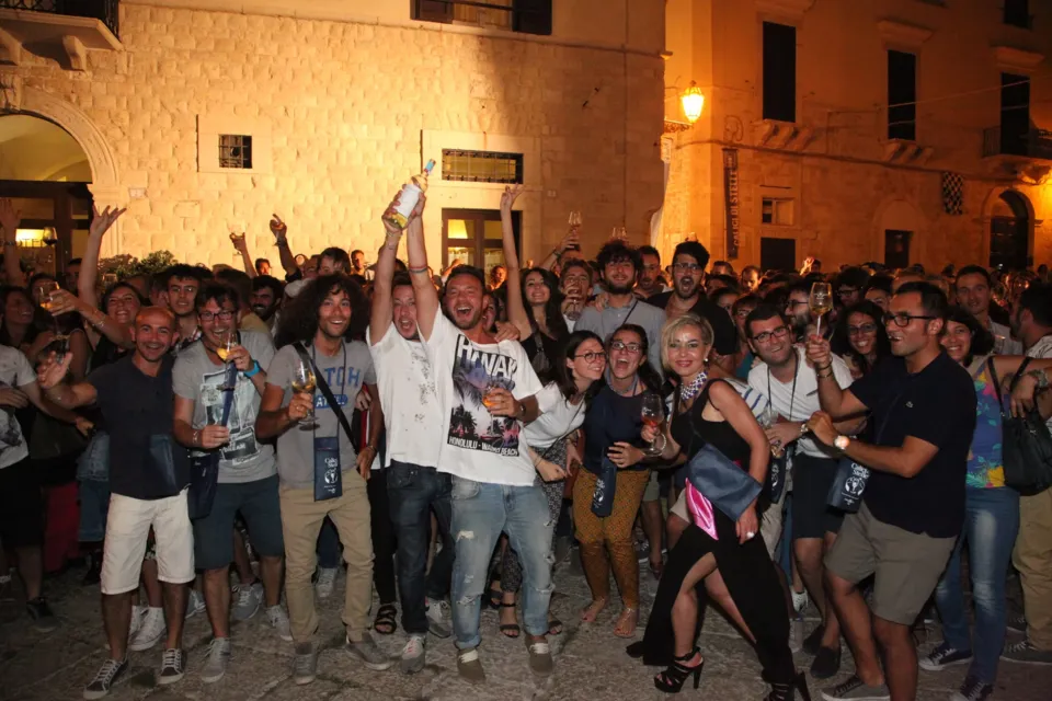 Folla in festa
