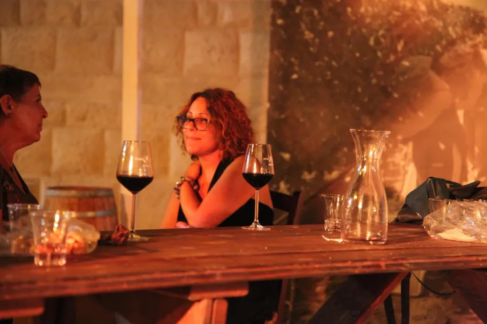 Donna con calice di vino