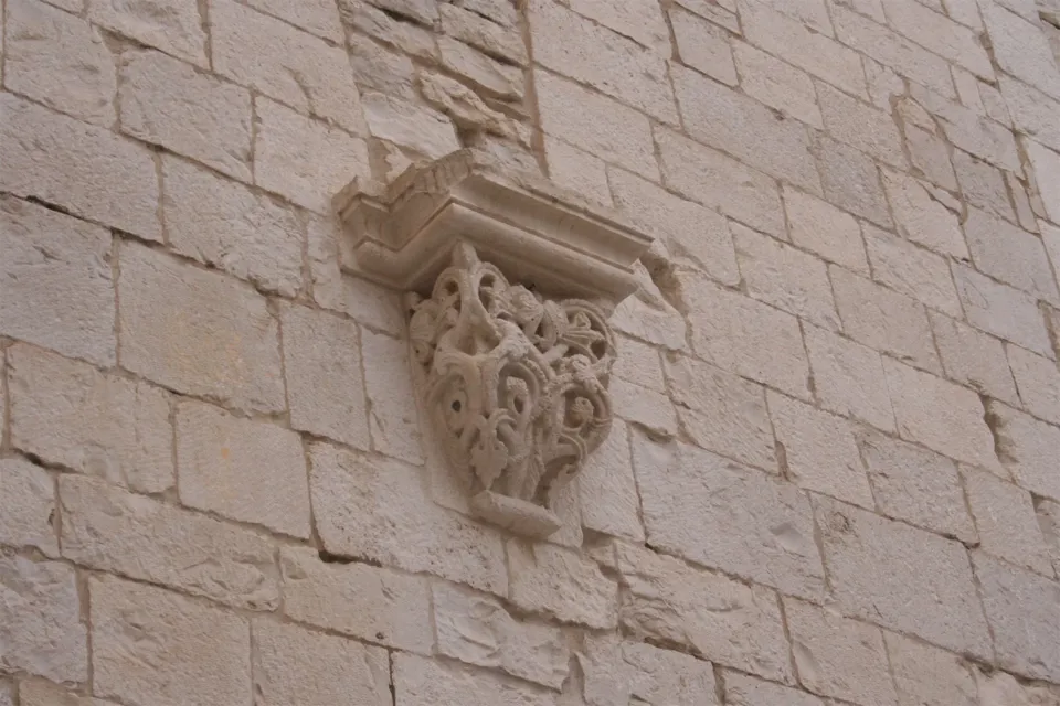 Capitello su muro in pietra