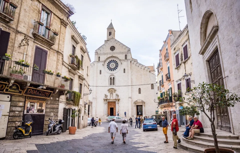 Il lungomare e il centro storico di Bari