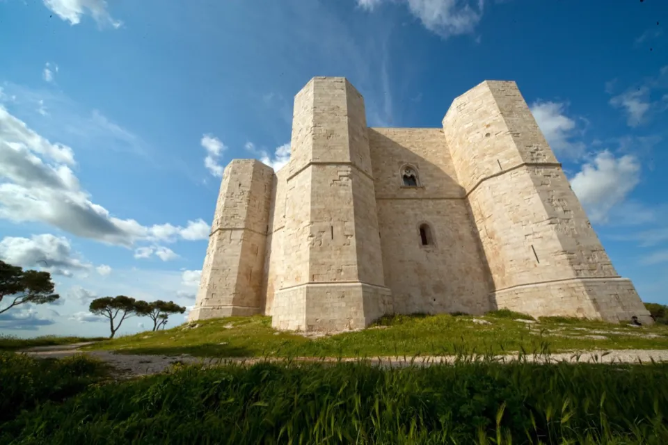 Le cortine e le torri di Castel del Monte viste dal basso