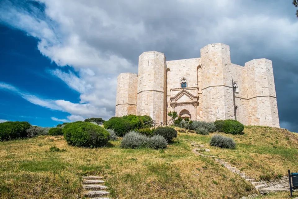 Castel del Monte sul colle dell’Alta Murgia
