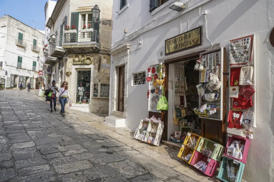 Una strada della città bianca di Ostuni