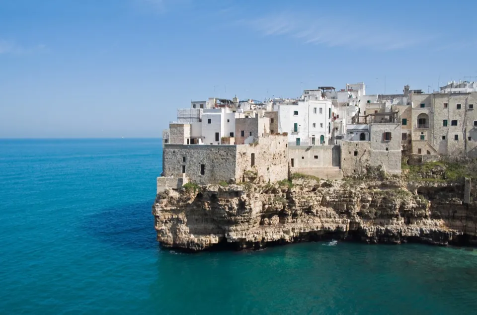Il centro antico di Polignano a Mare sulla scogliera