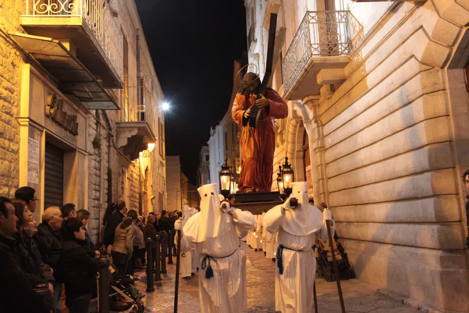 La processione dei Misteri durante i riti pasquali a Trani