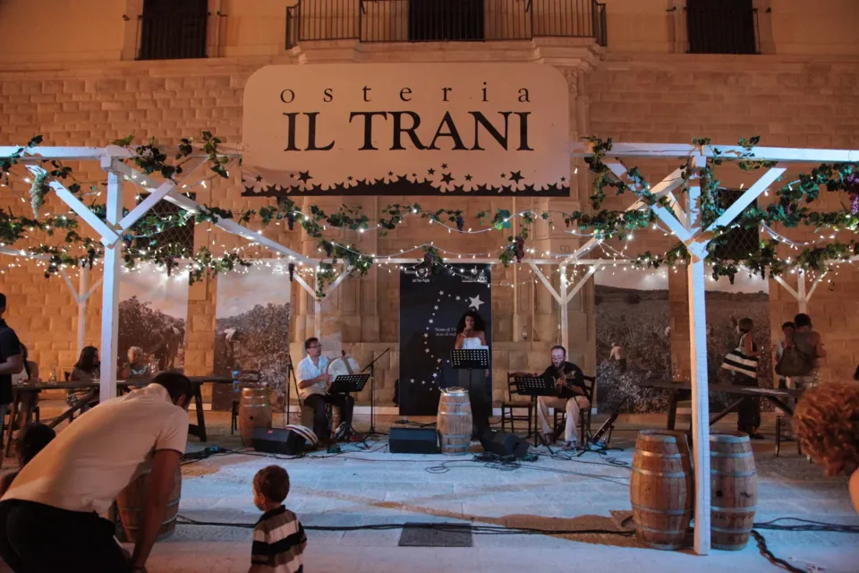 Vino e cultura del territorio durante Calici di Stelle a Trani