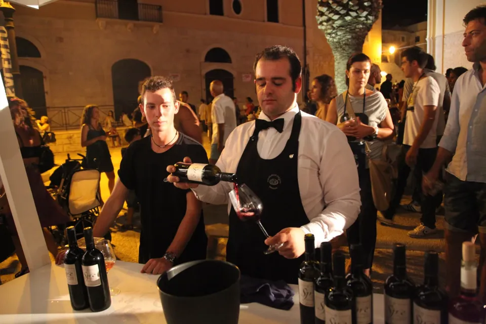 Vino e cultura del territorio durante Calici di Stelle a Trani