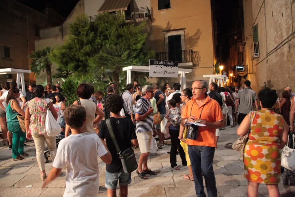 Vino e cultura del territorio durante Calici di Stelle a Trani