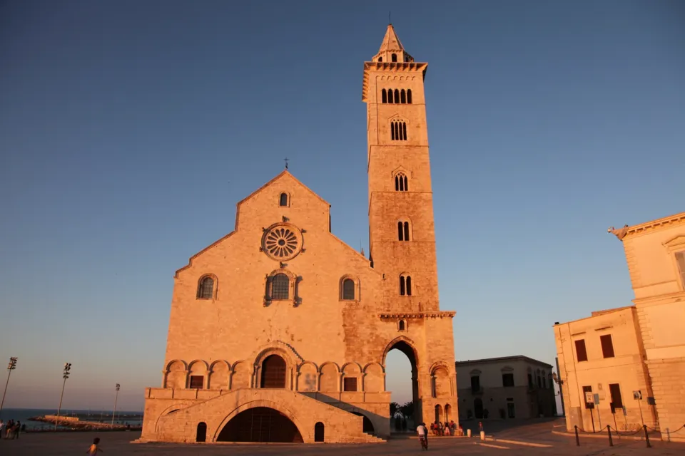 La facciata e il campanile della Cattedrale di Trani nella luce del tramonto