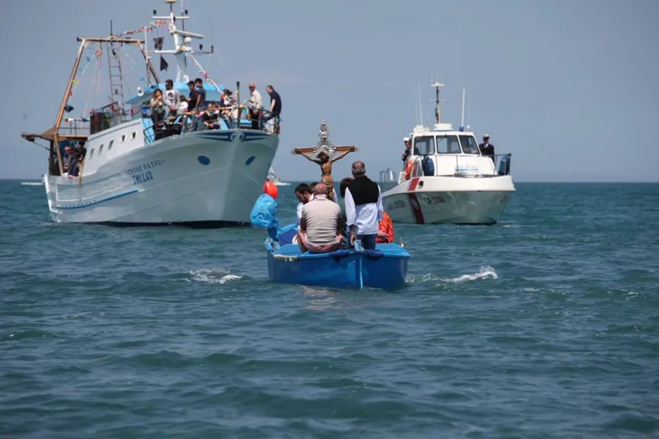 Un momento della processione del Crocifisso di Colonna a Trani