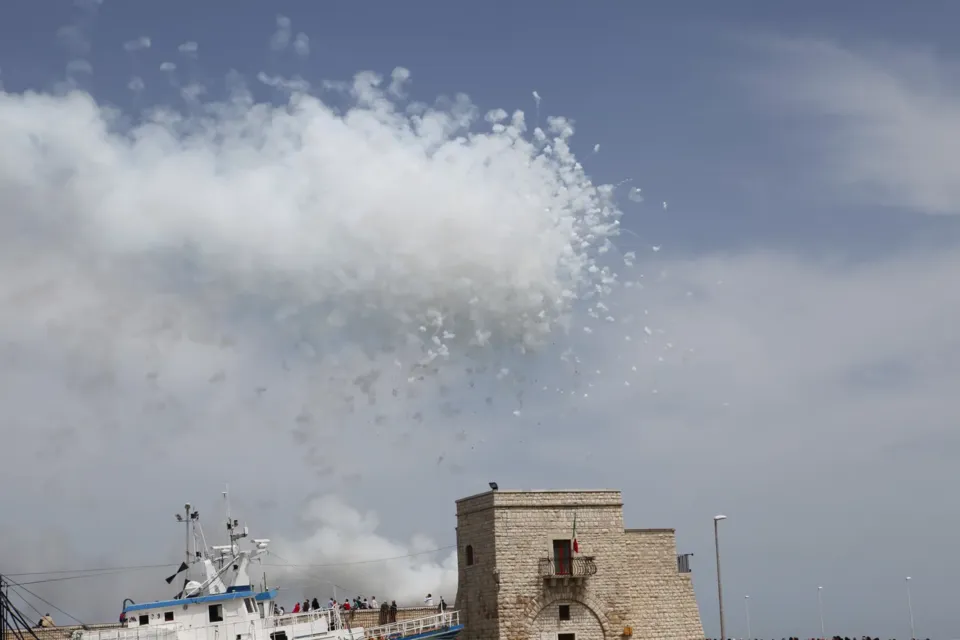 Un momento della processione del Crocifisso di Colonna a Trani