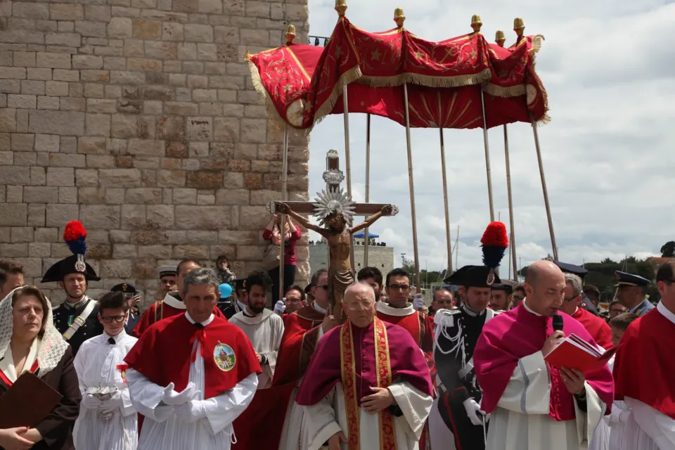 La processione del Crocifisso di Colonna sul lungomare di Trani