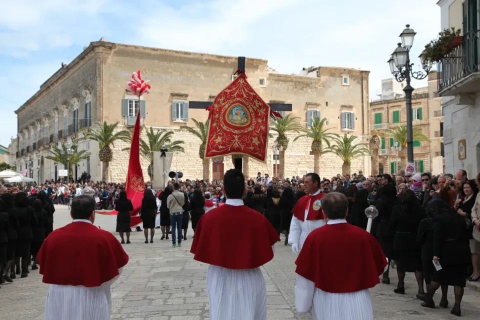 Un momento della processione del Crocifisso di Colonna a Trani
