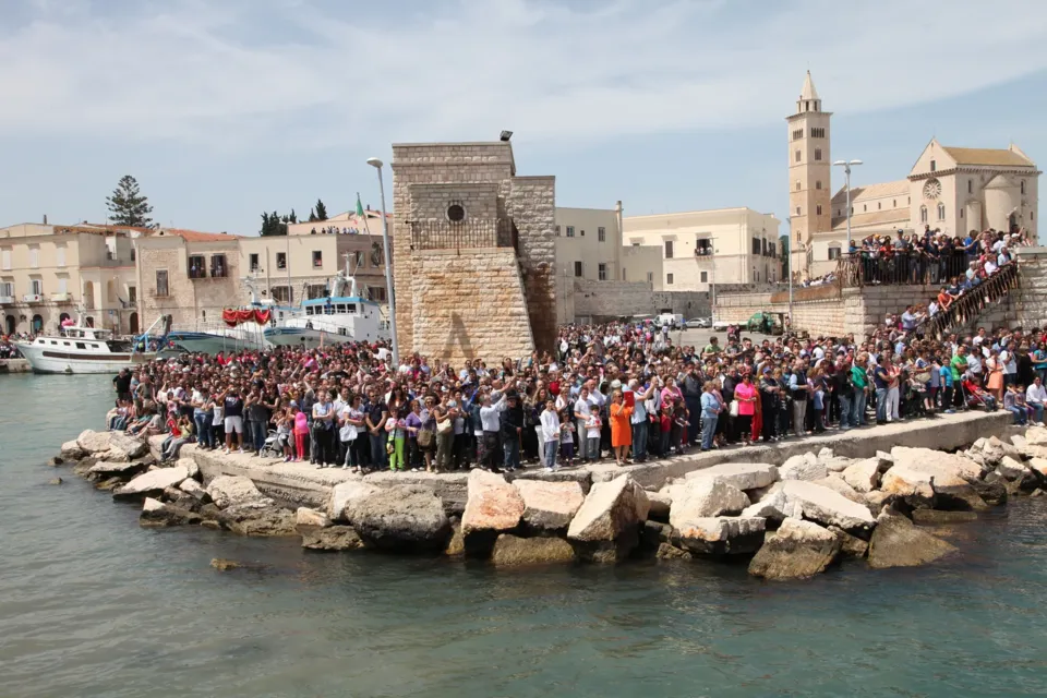 Un momento della processione del Crocifisso di Colonna a Trani