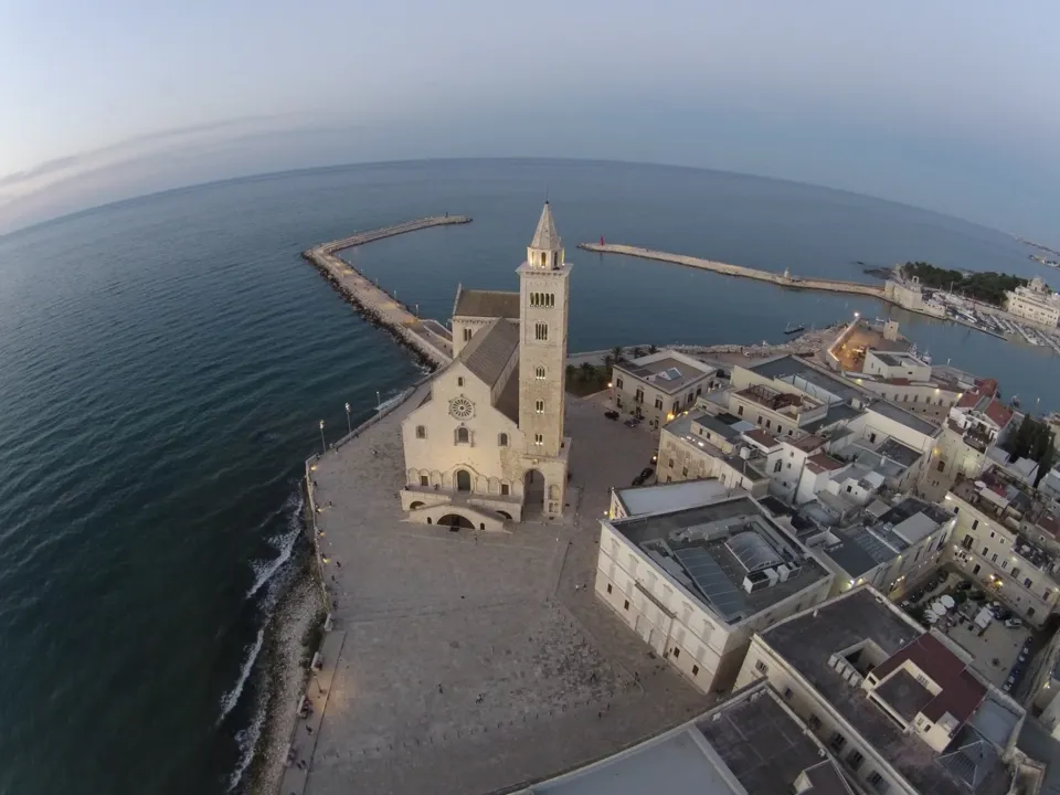 Il porto di Trani e il suo fronte urbano
