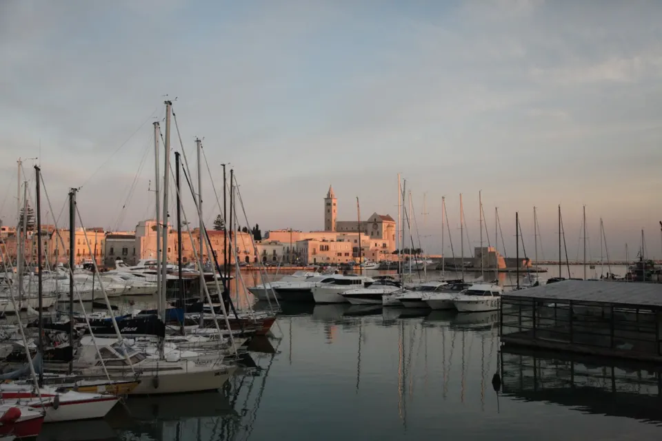 Il porto di Trani e il suo fronte urbano