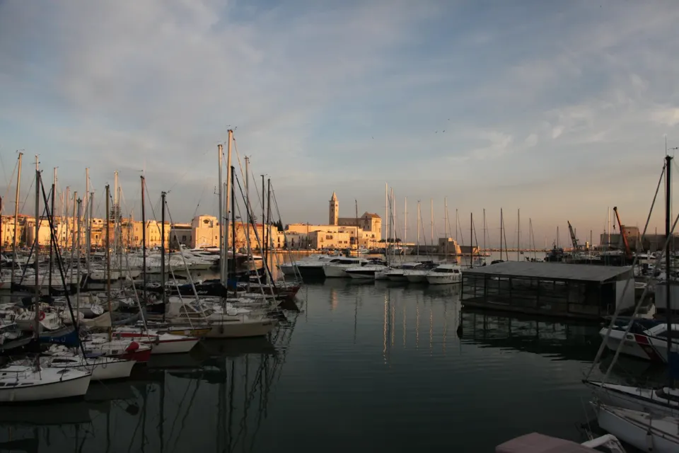 Il porto di Trani e il suo fronte urbano