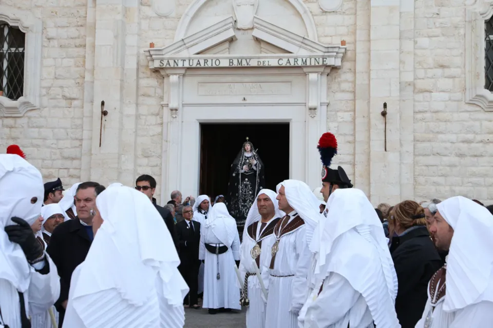 Una processione della Settimana Santa attraversa il centro di Trani