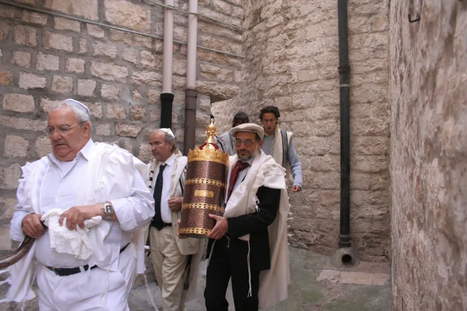 Una processione con i rotoli della Torah nei vicoli della Giudecca di Trani