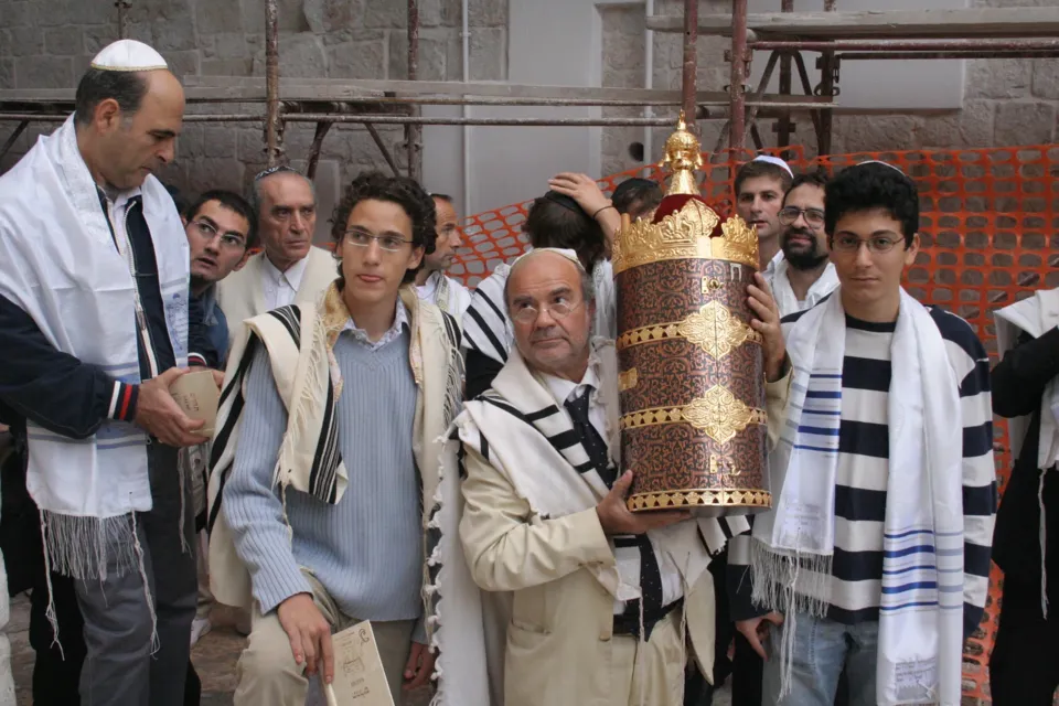 La comunità ebraica di Trani accompagna il Sefer Torah nella Giudecca