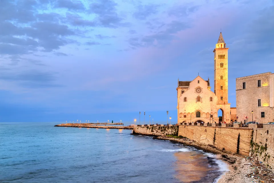 La Cattedrale di Trani affacciata sul mare