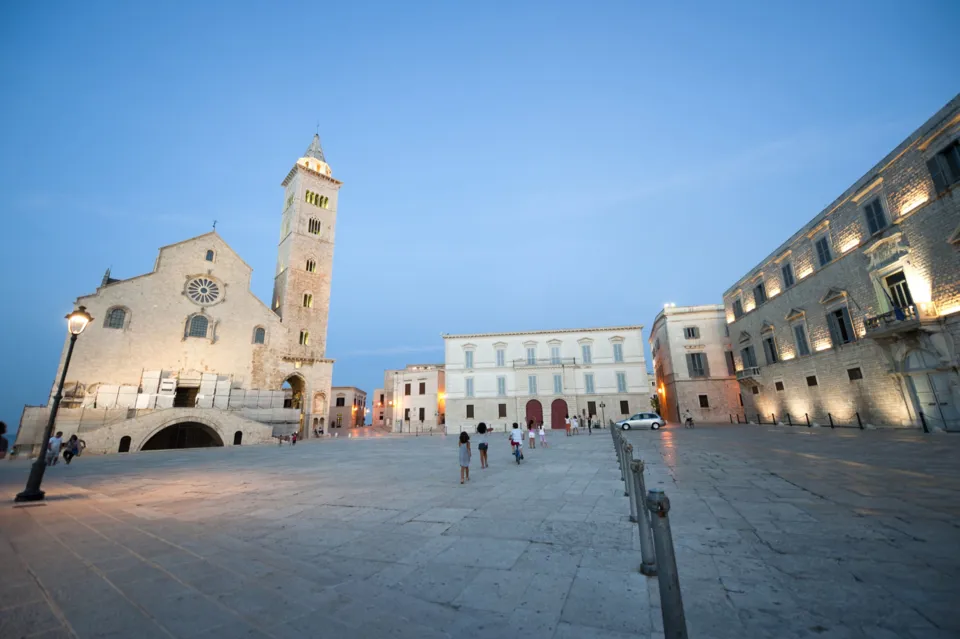 Piazza Duomo a Trani con la Cattedrale e il campanile