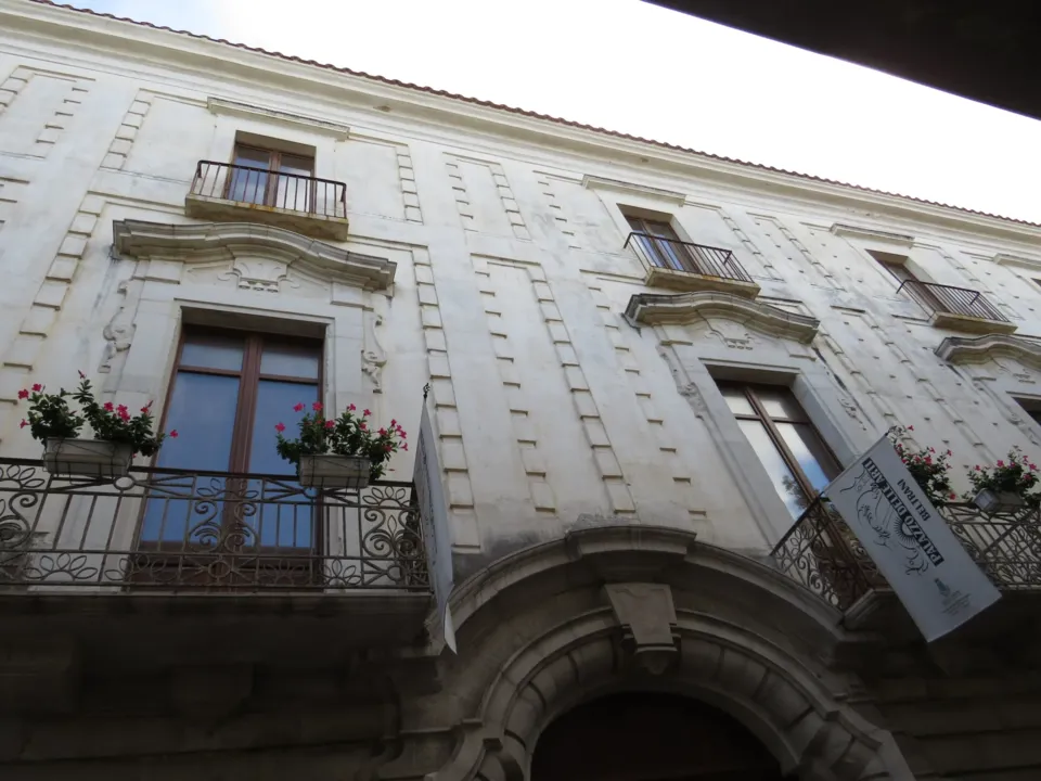 La facciata di Palazzo Beltrani a Trani