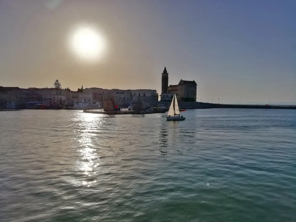 La luce del tramonto sul porto di Trani