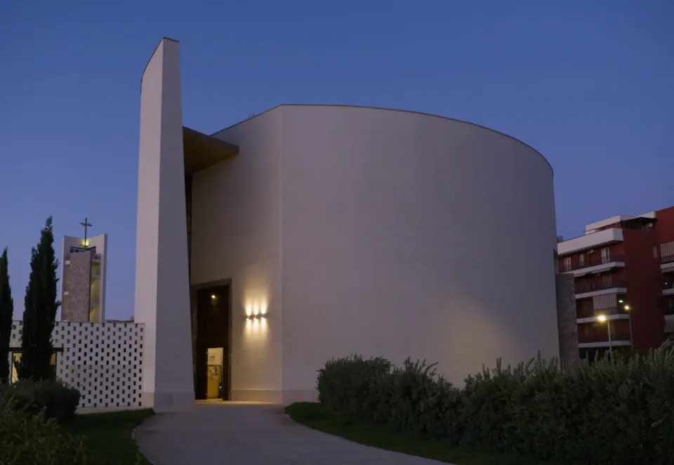 La facciata contemporanea della chiesa di San Magno a Trani