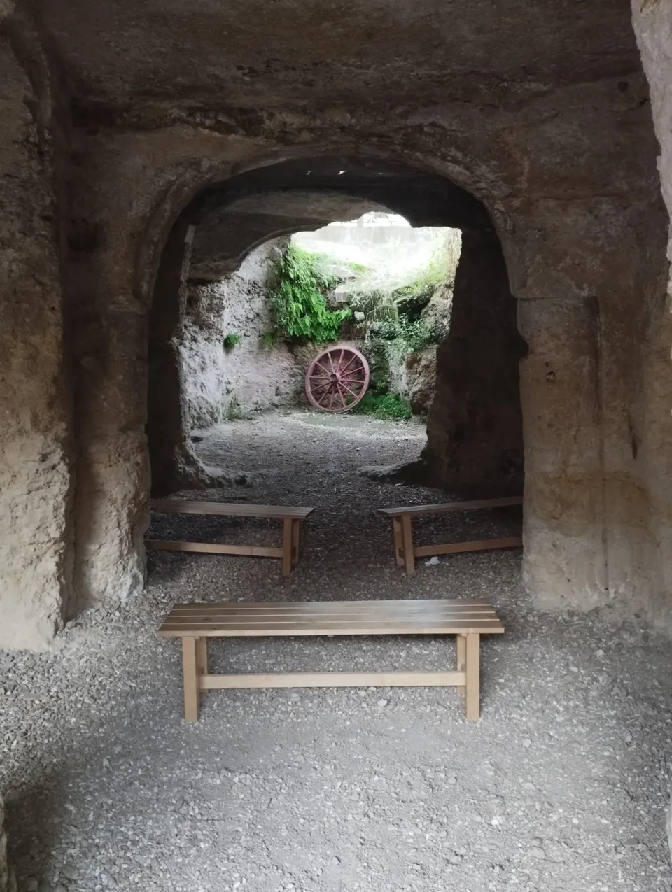 Navata e archi scavati nella roccia a Santa Geffa