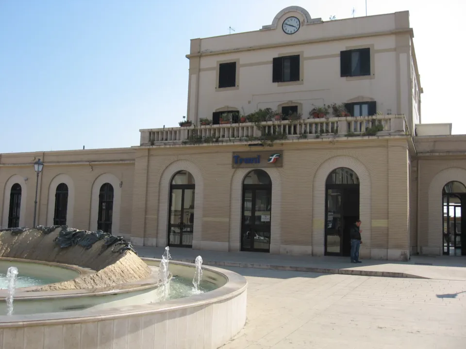 L’edificio della stazione di Trani, fotografato nel 2011