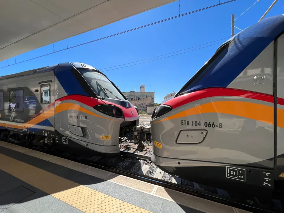Treni regionali alla stazione di Trani, fotografia del 2022