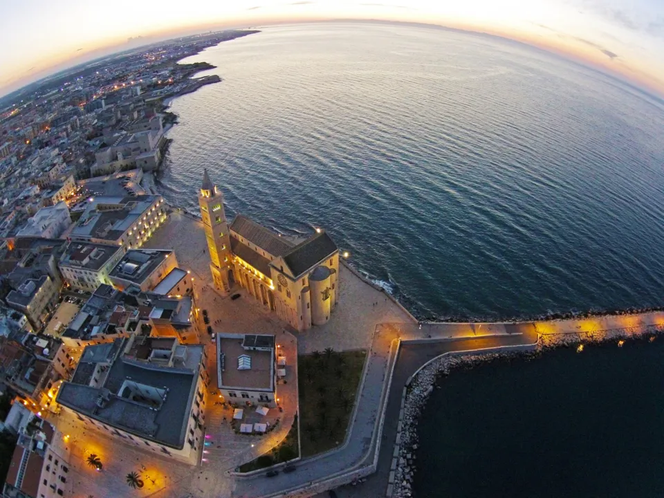 Veduta aerea del Castello, della Cattedrale e del porto di Trani