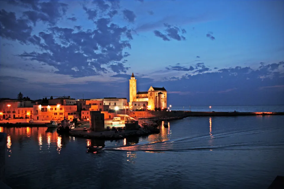 La Cattedrale di Trani e il porto al crepuscolo