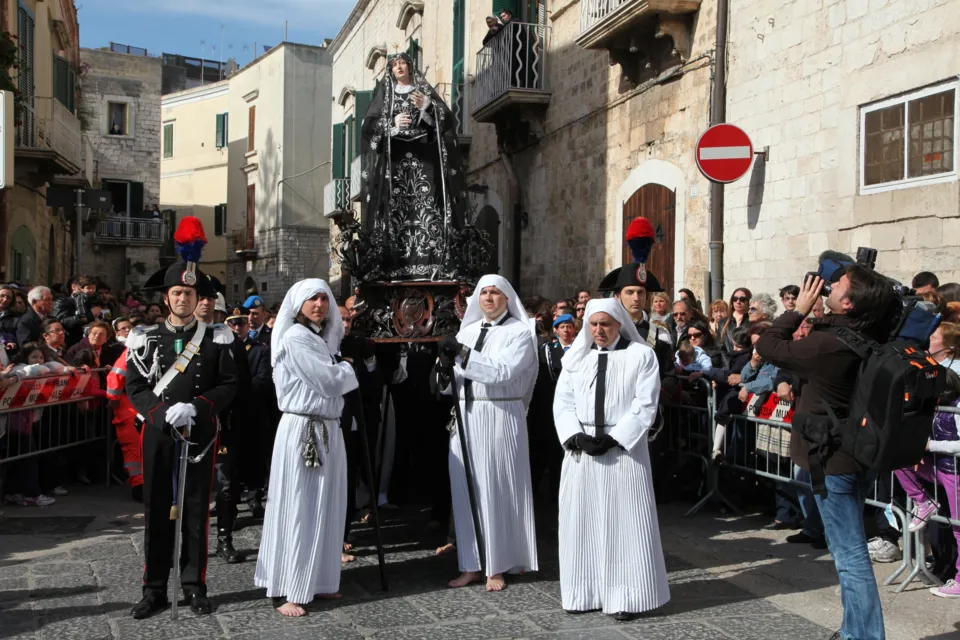 La statua dell'Addolorata percorre di giorno una via del centro, portata da confratelli in bianco e scortata da Carabinieri in alta uniforme, tra fotografi e pubblico